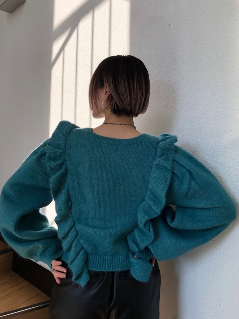 ブラック系のその他パンツ、ブラック系のミリタリージャケット、ブルー系のニット/セーターを着用したレディースの冬コーディネートの8枚目の写真