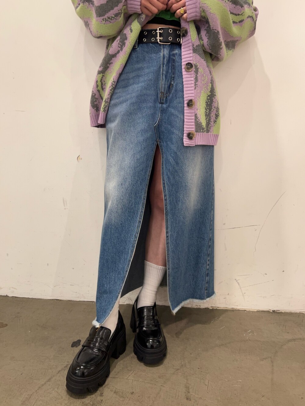 グリーン系のシャツ/ブラウス、パープル系のカーディガン/ボレロ、ブルー系のスカートを着用したレディースの冬コーディネートの8枚目の写真