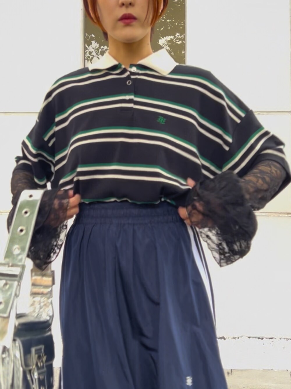 ブルー系のスカート、ブラック系のTシャツ/カットソー、ブラック系のポロシャツを着用したレディースの夏コーディネートの6枚目の写真