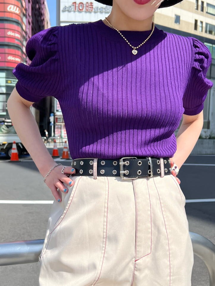 ホワイト系のスラックス、ホワイト系のその他シューズ、ホワイト系のキャミソールを着用したレディースの春コーディネートの6枚目の写真