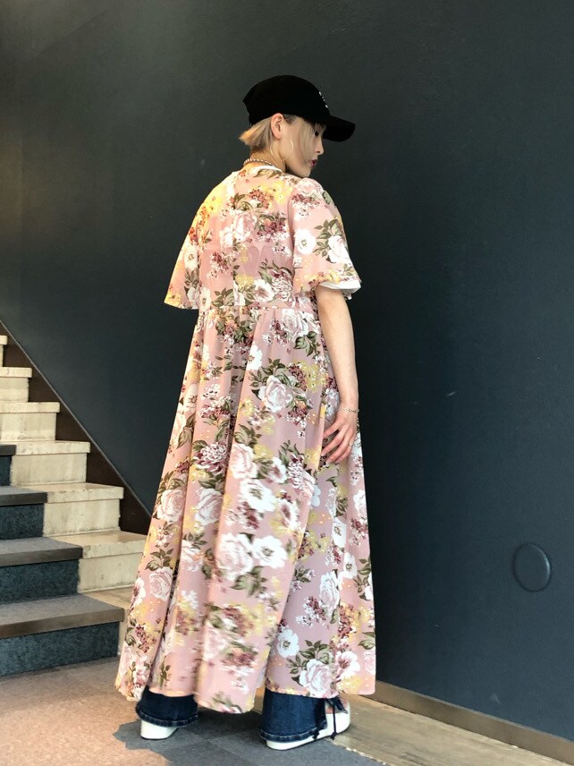 ブルー系のデニムパンツ、ピンク系のワンピース、ホワイト系のサンダルを着用したレディースの春コーディネートの4枚目の写真