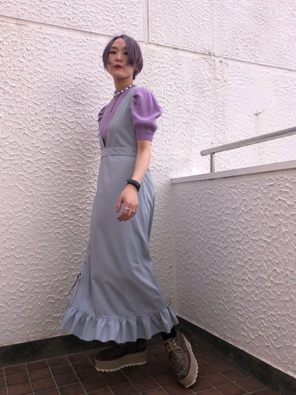 その他のローファー、ブルー系のワンピース、パープル系のニット/セーターを着用したレディースの春コーディネートの8枚目の写真