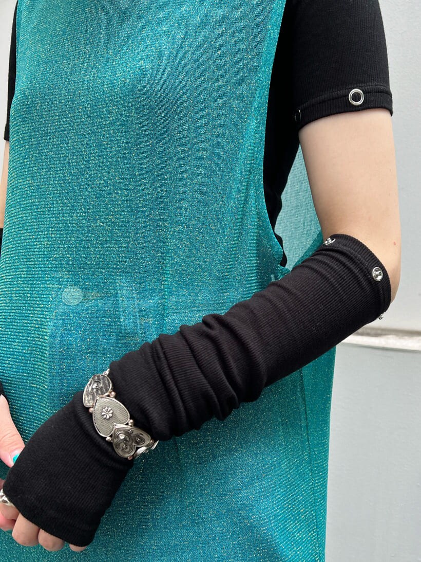 ブラック系のブーツ、ブルー系のデニムパンツ、ブラック系のTシャツ/カットソーを着用したレディースの夏コーディネートの7枚目の写真