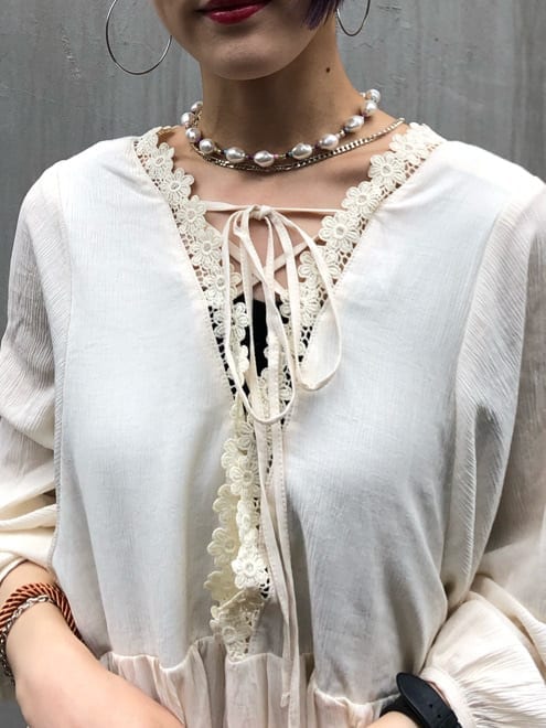 ホワイト系のワンピース、ホワイト系のパンプス、オレンジ系のハンドバッグを着用したレディースの夏コーディネートの7枚目の写真