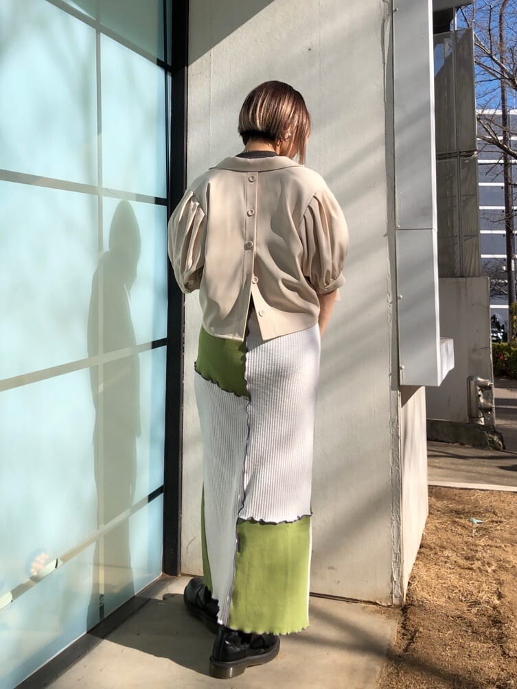 ホワイト系のテーラードジャケット、グリーン系のスカート、ブラック系のTシャツ/カットソーを着用したレディースの春コーディネートの4枚目の写真