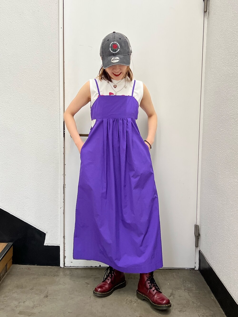 ホワイト系のタンクトップ、パープル系のワンピース、シルバー系のネックレスを着用したレディースの春コーディネートの2枚目の写真