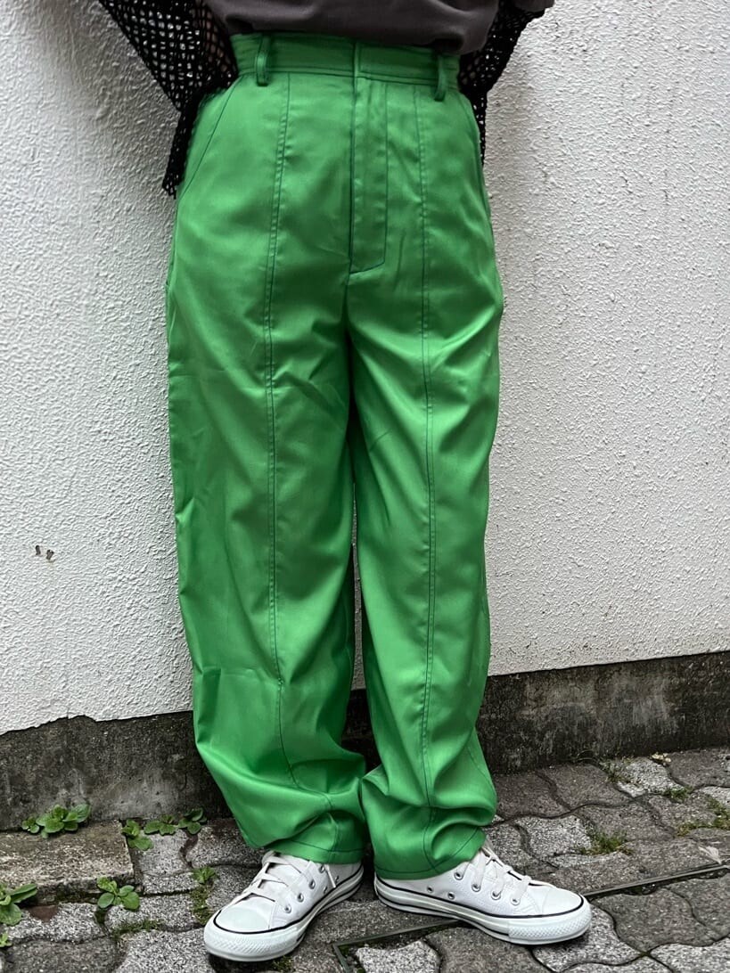 グリーン系のスラックス、ブラック系のTシャツ/カットソー、ブラック系のワンピースを着用したレディースの夏コーディネートの8枚目の写真