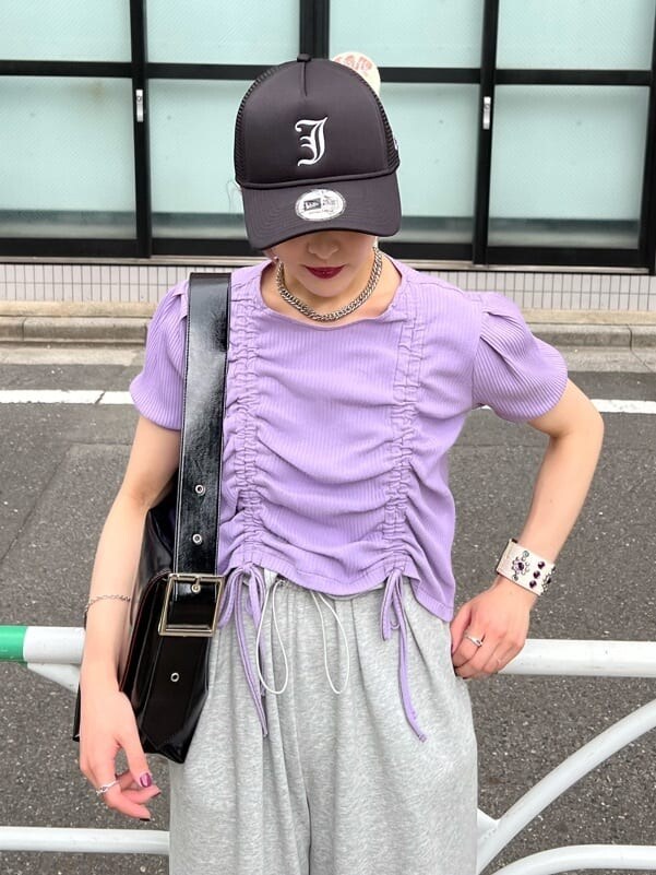 ブラック系のハンドバッグ、パープル系のTシャツ/カットソー、グレー系のその他パンツを着用したレディースの夏コーディネートの5枚目の写真