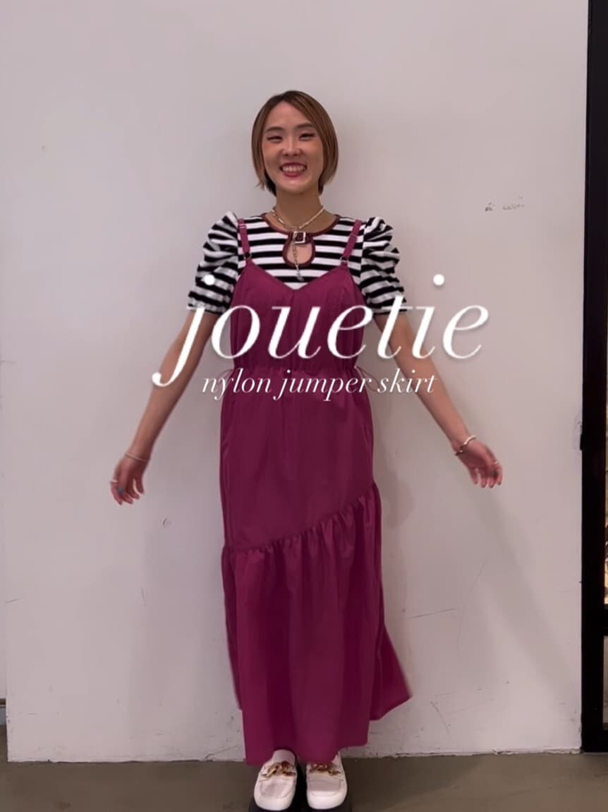 ホワイト系のローファー、ホワイト系のTシャツ/カットソー、ピンク系のジャンパースカートを着用したレディースの秋コーディネートの2枚目の写真