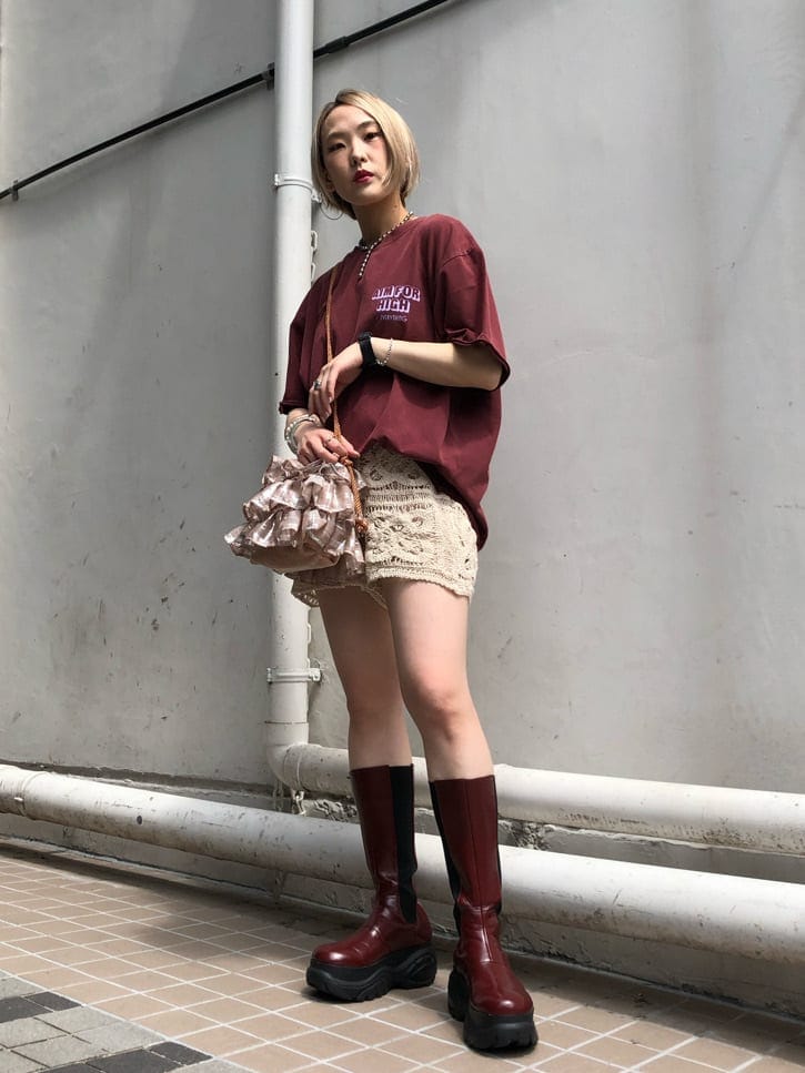 ホワイト系のその他パンツ、レッド系のTシャツ/カットソー、シルバー系のチョーカーを着用したレディースの夏コーディネートの2枚目の写真