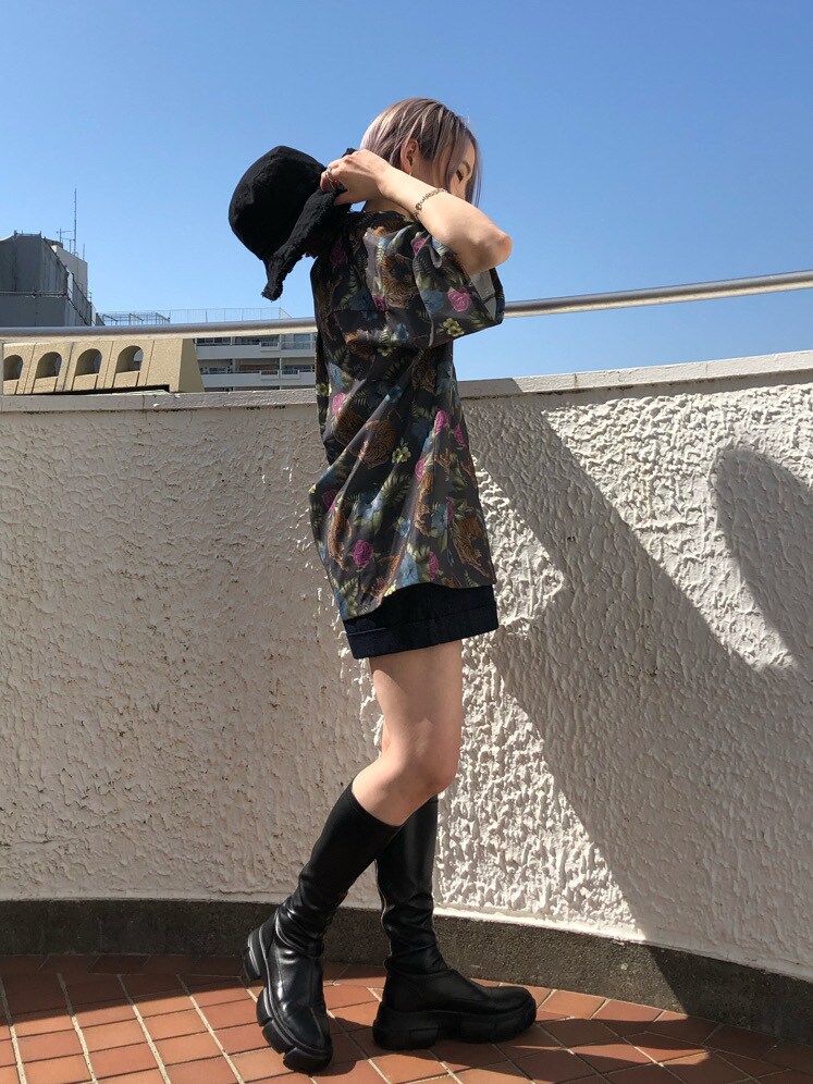 ブラック系のブーツ、ブラック系のシャツ/ブラウス、ブルー系のその他パンツを着用したレディースの春コーディネートの6枚目の写真