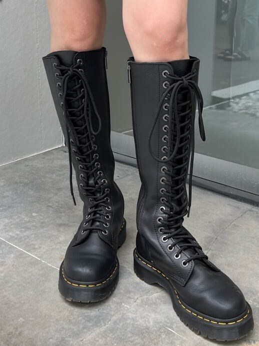 ブラック系のブーツ、ブラック系のその他アウター、ブラック系のその他パンツを着用したレディースの秋コーディネートの9枚目の写真