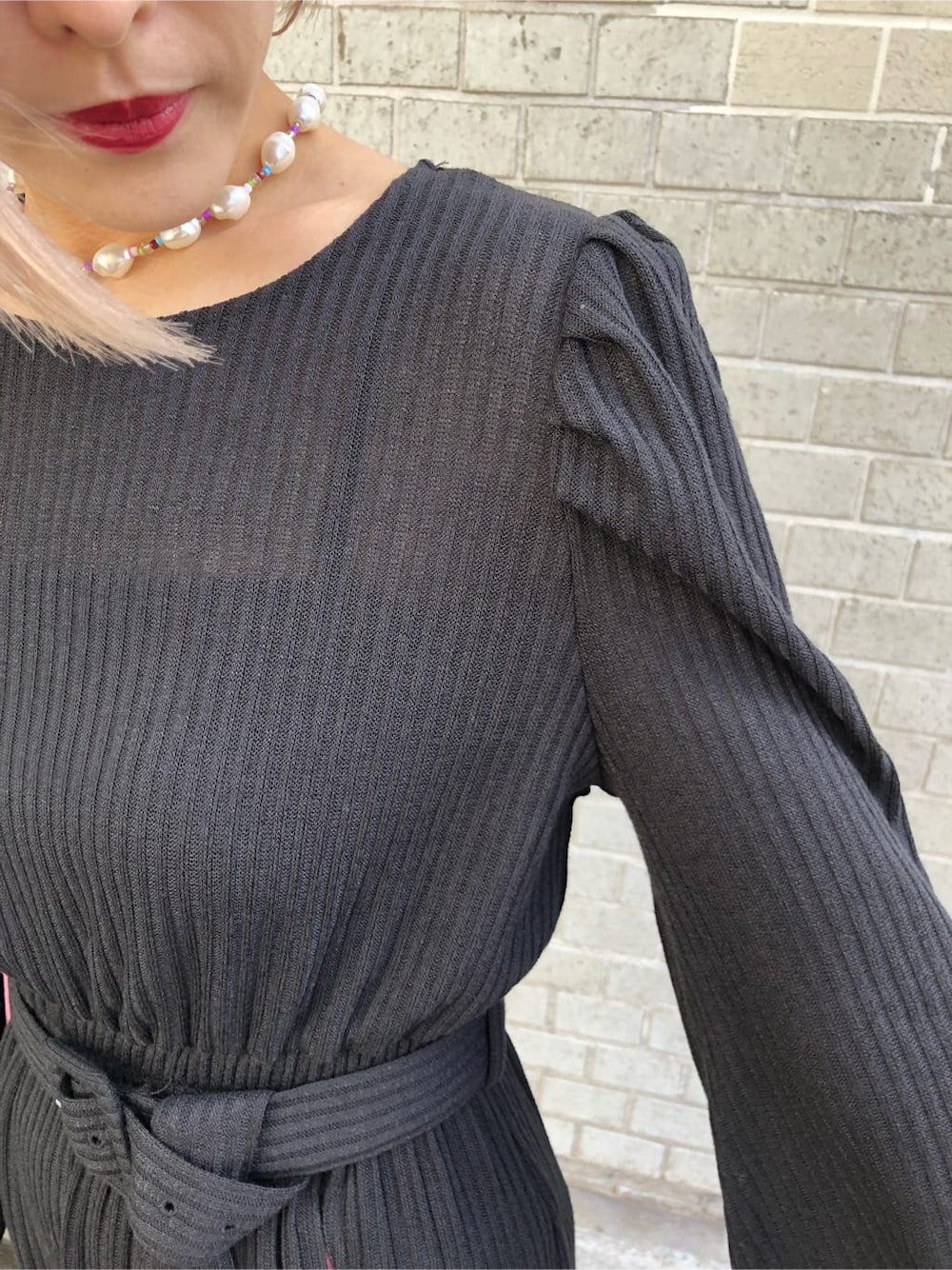 その他のその他パンツ、ブラック系のワンピース、ブラック系のブーツを着用したレディースの秋コーディネートの4枚目の写真