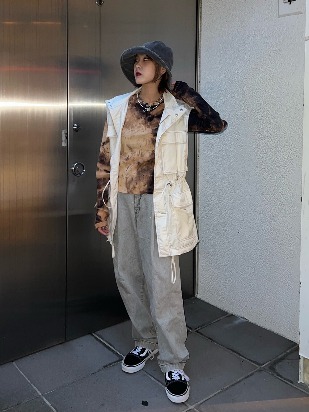 ホワイト系のベスト、ブラック系のTシャツ/カットソーを着用したレディースの冬コーディネートの4枚目の写真