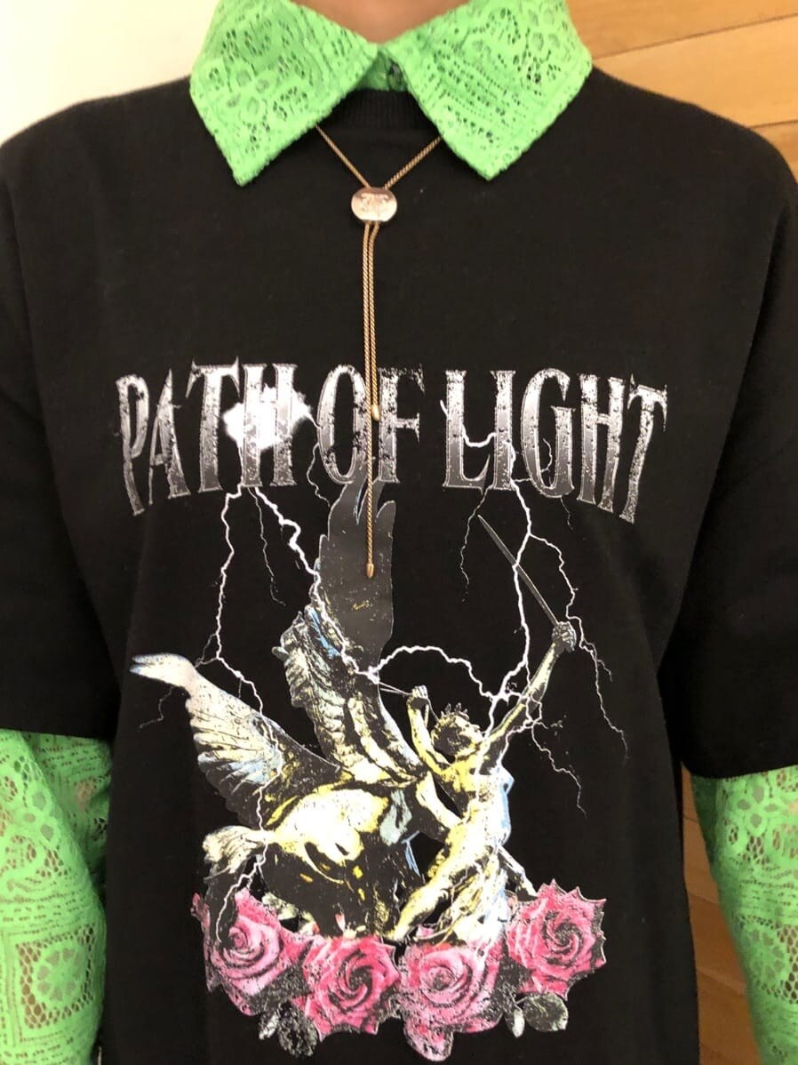 ブラック系のワンピース、グリーン系のシャツ/ブラウスを着用したレディースの春コーディネートの6枚目の写真