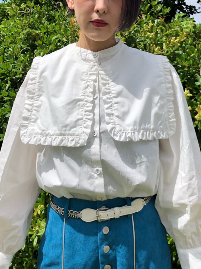 ホワイト系のシャツ/ブラウス、ホワイト系のダウンジャケット/コート、ブルー系のその他パンツを着用したレディースの春コーディネートの7枚目の写真