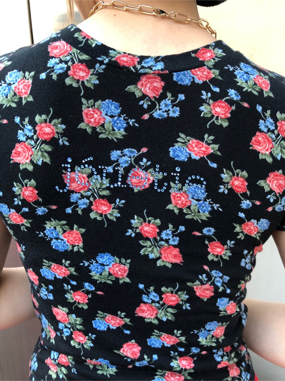 レッド系のスラックス、その他のTシャツ/カットソー、ゴールド系のチョーカーを着用したレディースの春コーディネートの6枚目の写真