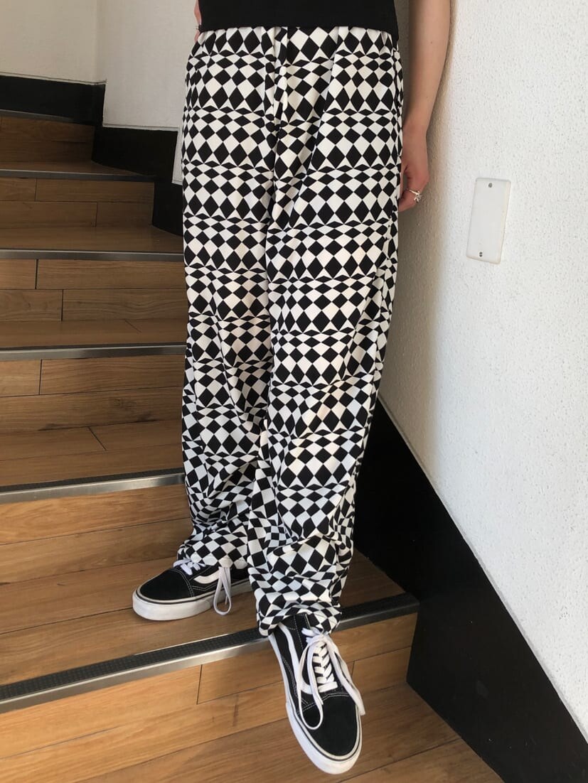 ブラック系のTシャツ/カットソー、その他のその他パンツを着用したレディースの春コーディネートの7枚目の写真