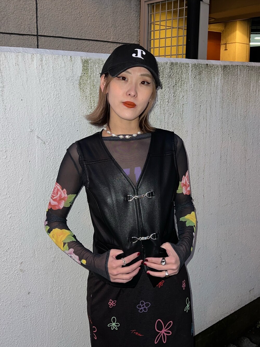 ブラック系のTシャツ/カットソー、ブラック系のベスト、ブラック系のスカートを着用したレディースの春コーディネートの5枚目の写真