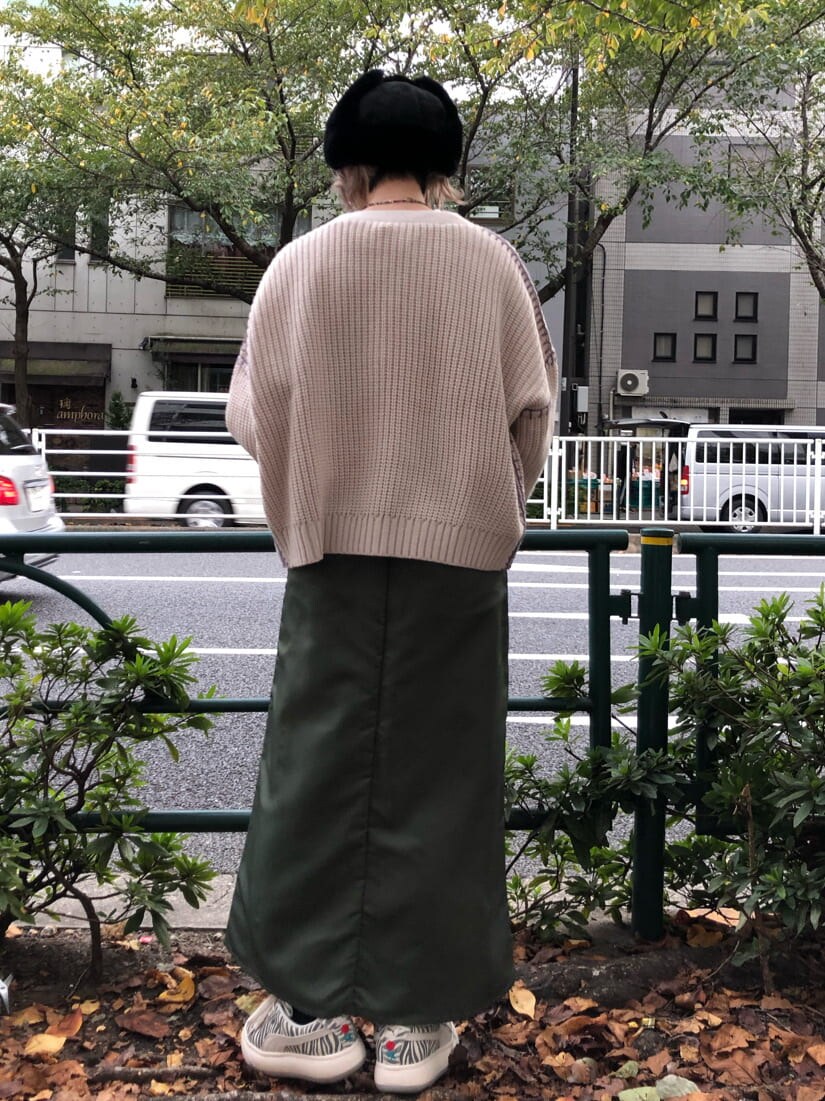 ブラック系のショルダーバッグ、ベージュ系のワンピース、ホワイト系のカーディガン/ボレロを着用したレディースの秋コーディネートの3枚目の写真