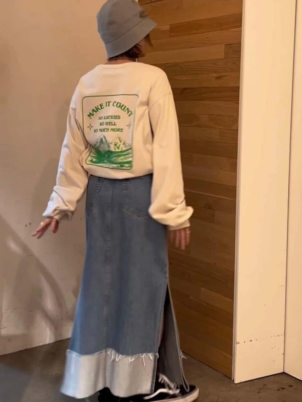 ブルー系のデニムスカート、ホワイト系のTシャツ/カットソーを着用したレディースの秋コーディネートの3枚目の写真