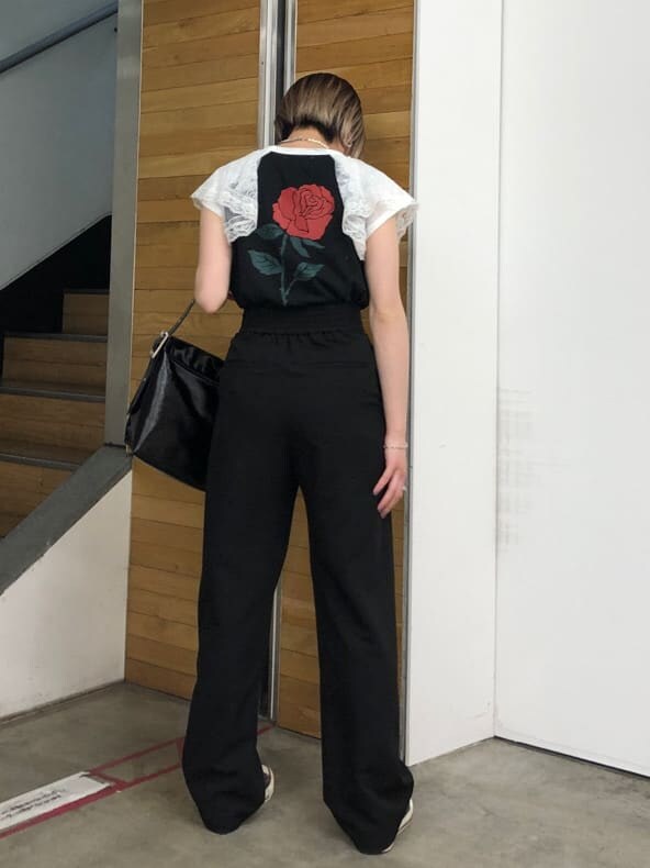 ブラック系のTシャツ/カットソー、ブラック系のハンドバッグ、ブラック系のその他パンツを着用したレディースの夏コーディネートの4枚目の写真