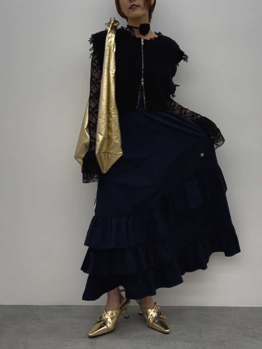 ブラック系のベスト、ブラック系のTシャツ/カットソー、ゴールド系のパンプスを着用したレディースの夏コーディネートの9枚目の写真