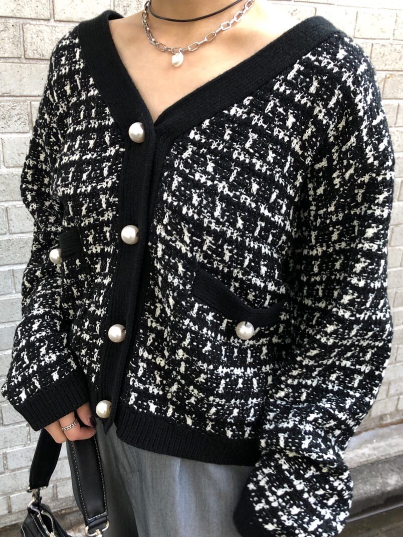 グレー系のスラックス、ブラック系のハンドバッグ、ブラック系のカーディガン/ボレロを着用したレディースの冬コーディネートの5枚目の写真