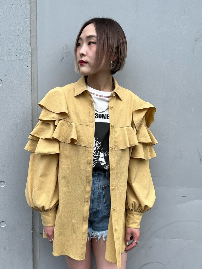 ブルー系のデニムパンツ、ブラック系のブーツ、イエロー系のシャツ/ブラウスを着用したレディースの春コーディネートの5枚目の写真