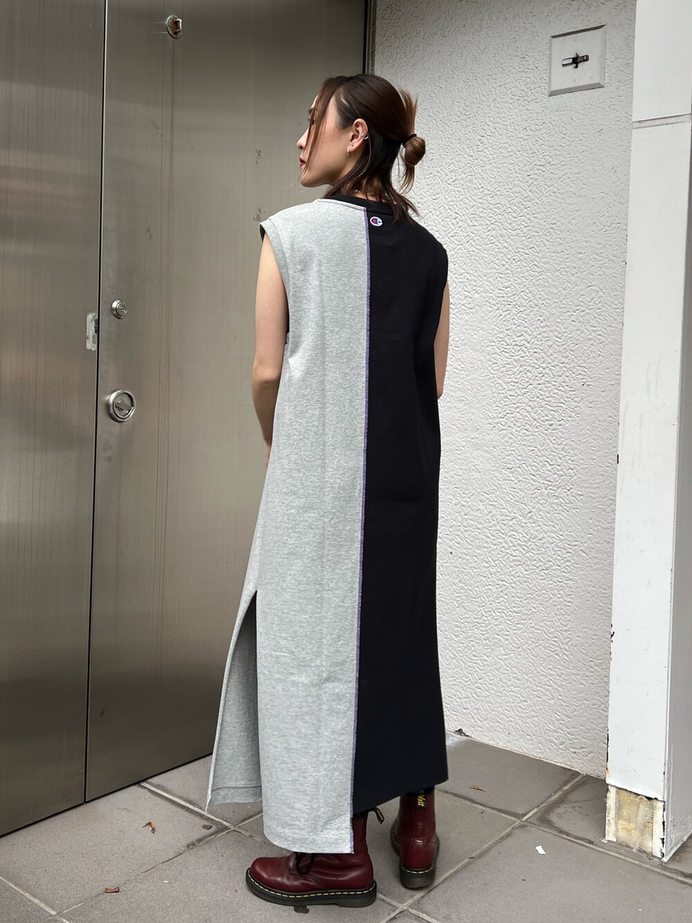 シルバー系のトートバッグ、ブラック系のシャツ/ブラウス、ブラック系のワンピースを着用したレディースの春コーディネートの6枚目の写真