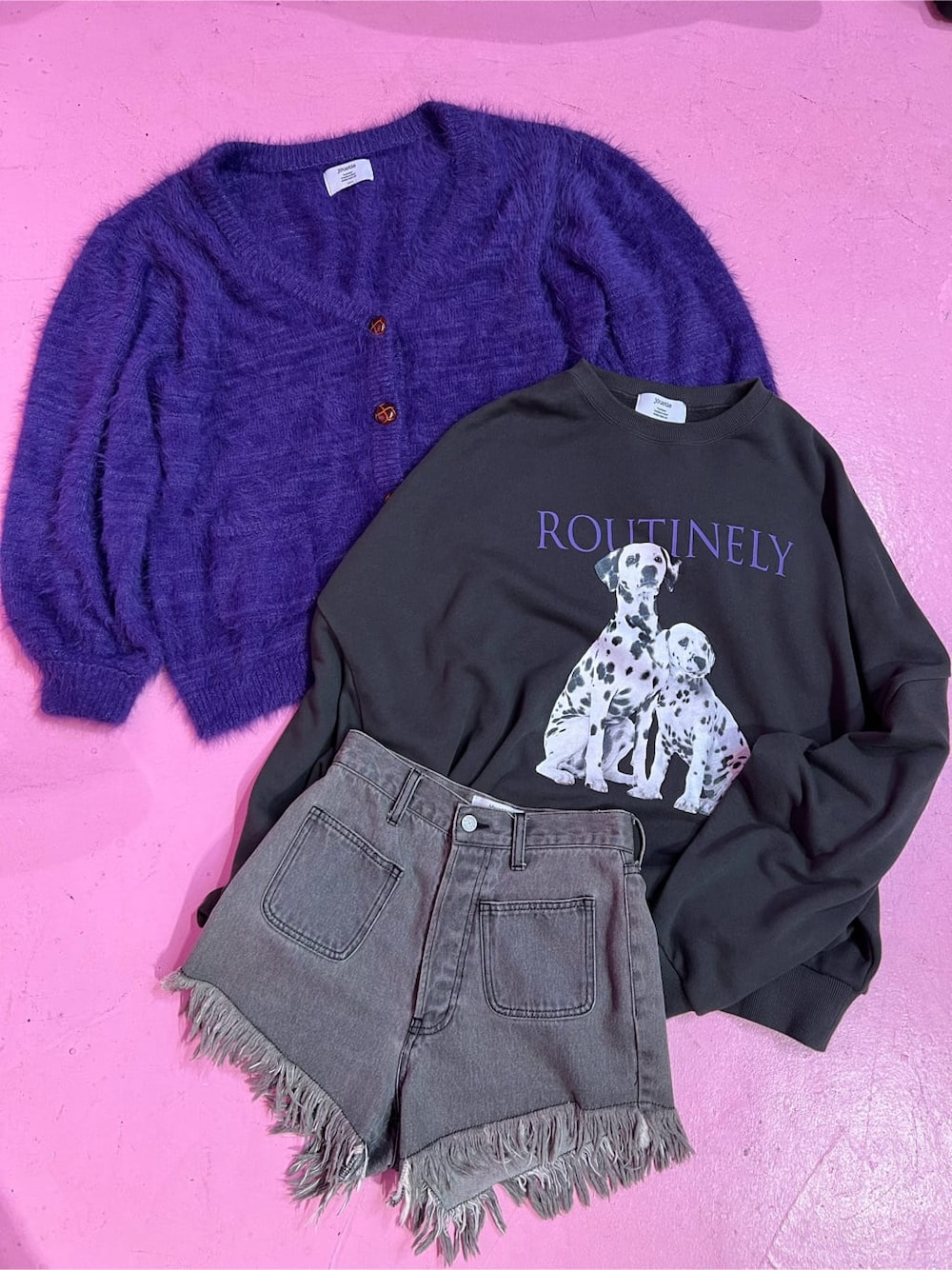 ブラック系のデニムパンツ、ブラック系のデニムパンツ、ブラック系のその他シューズを着用したレディースの秋コーディネートの10枚目の写真