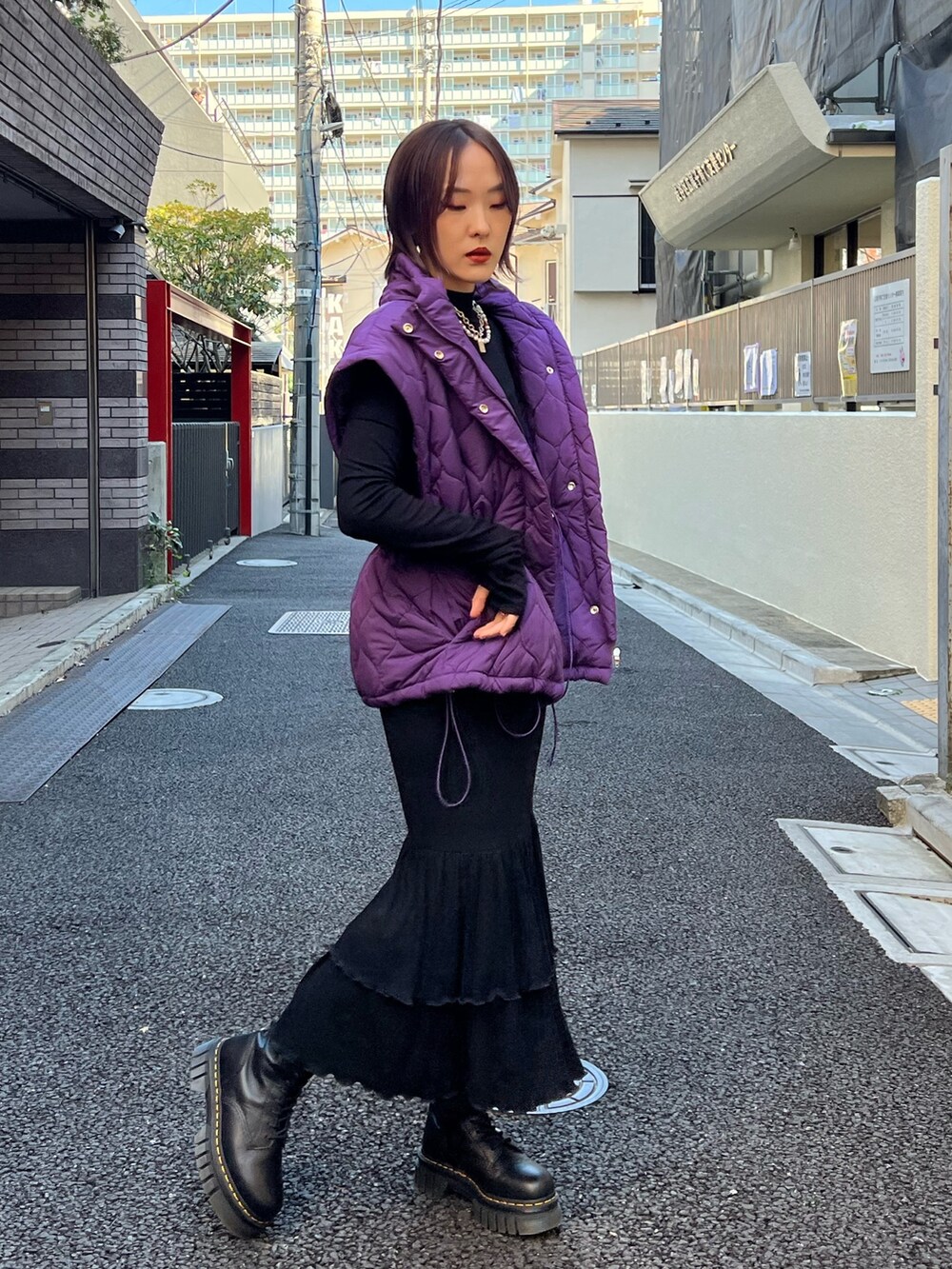 パープル系のその他アウター、ブラック系のワンピースを着用したレディースの冬コーディネートの4枚目の写真