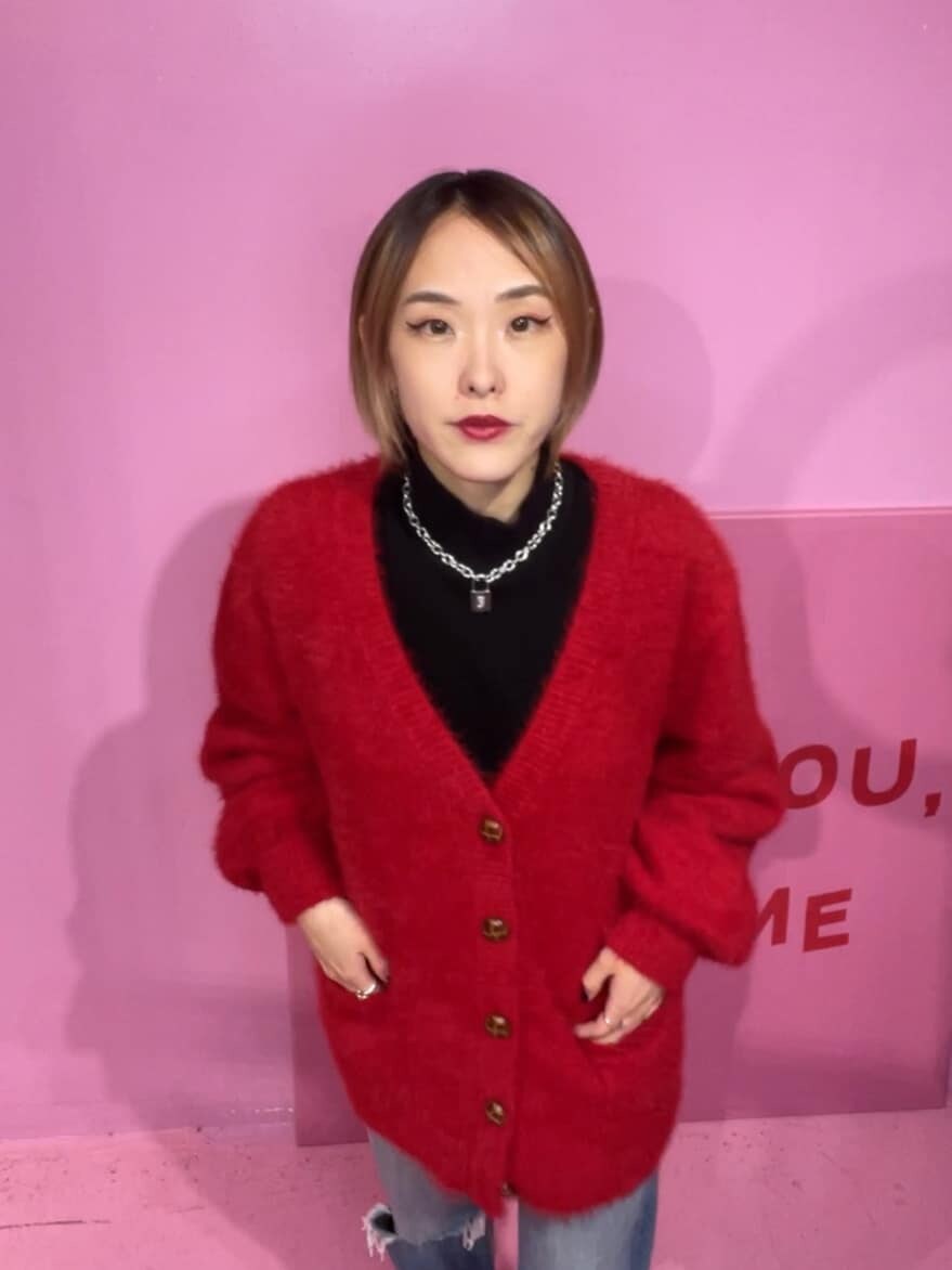 ブルー系のデニムパンツ、ブルー系のデニムパンツ、ブラック系のスウェットを着用したレディースの秋コーディネートの5枚目の写真