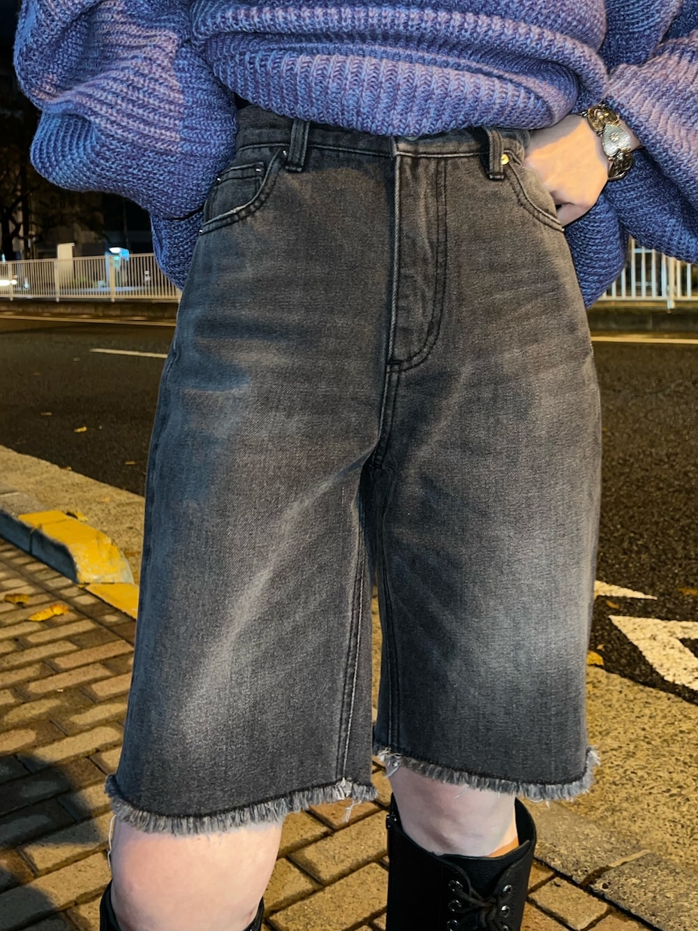 パープル系のニット/セーター、ブラック系のデニムパンツ、ホワイト系のハットを着用したレディースの冬コーディネートの8枚目の写真