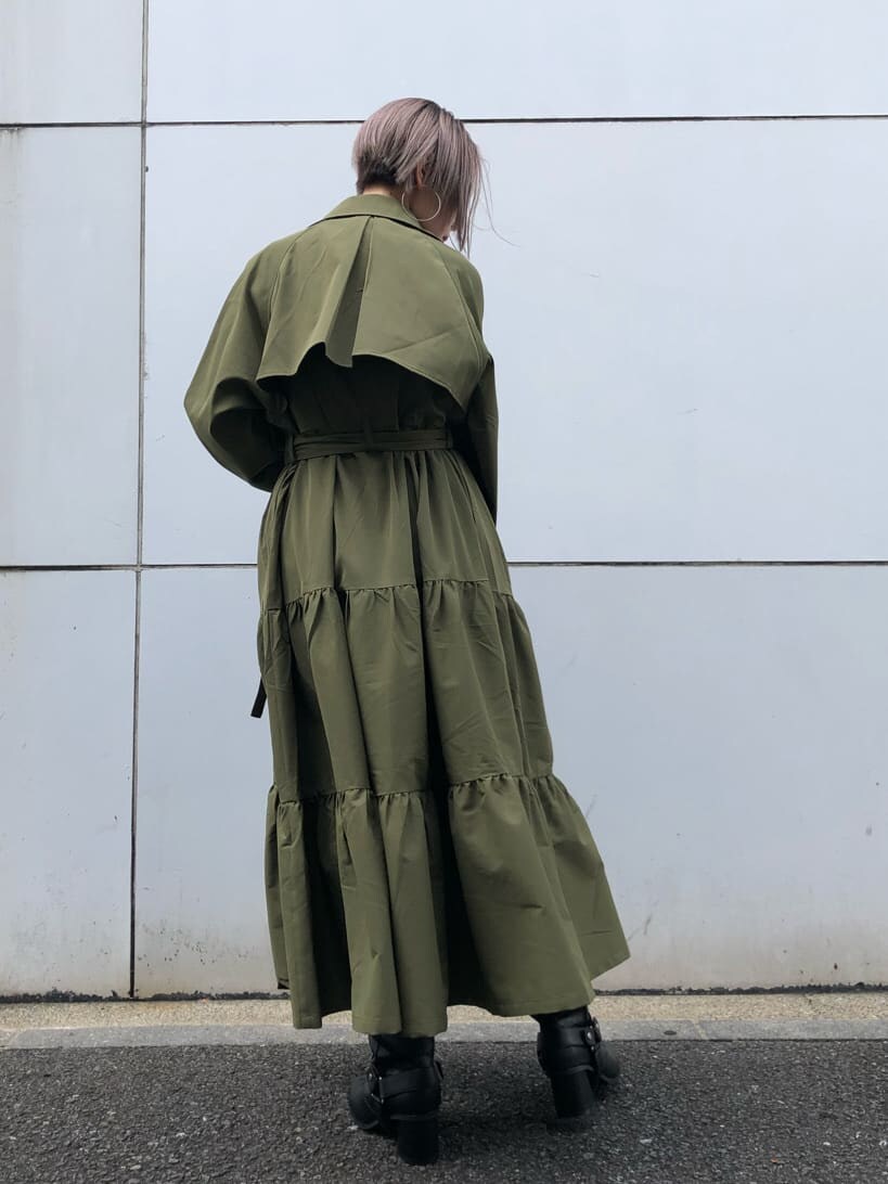 ブラック系のブーツ、ベージュ系のワンピース、ブラック系のその他パンツを着用したレディースの夏コーディネートの5枚目の写真