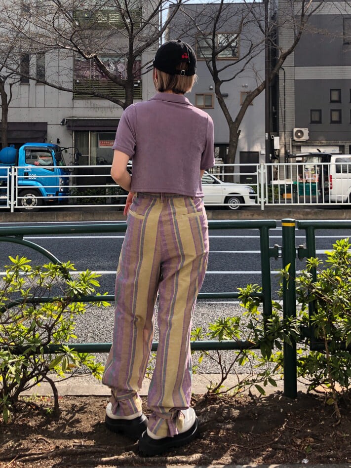 ホワイト系のその他シューズ、イエロー系のスラックス、パープル系のシャツ/ブラウスを着用したレディースの夏コーディネートの4枚目の写真