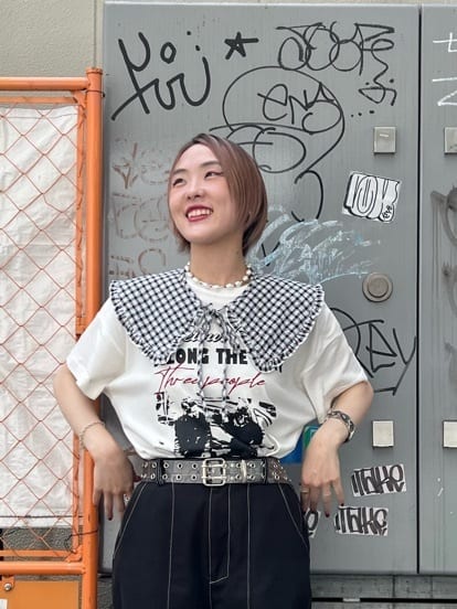 ホワイト系のTシャツ/カットソー、ブラック系のその他パンツ、その他のベルトを着用したレディースの夏コーディネートの3枚目の写真