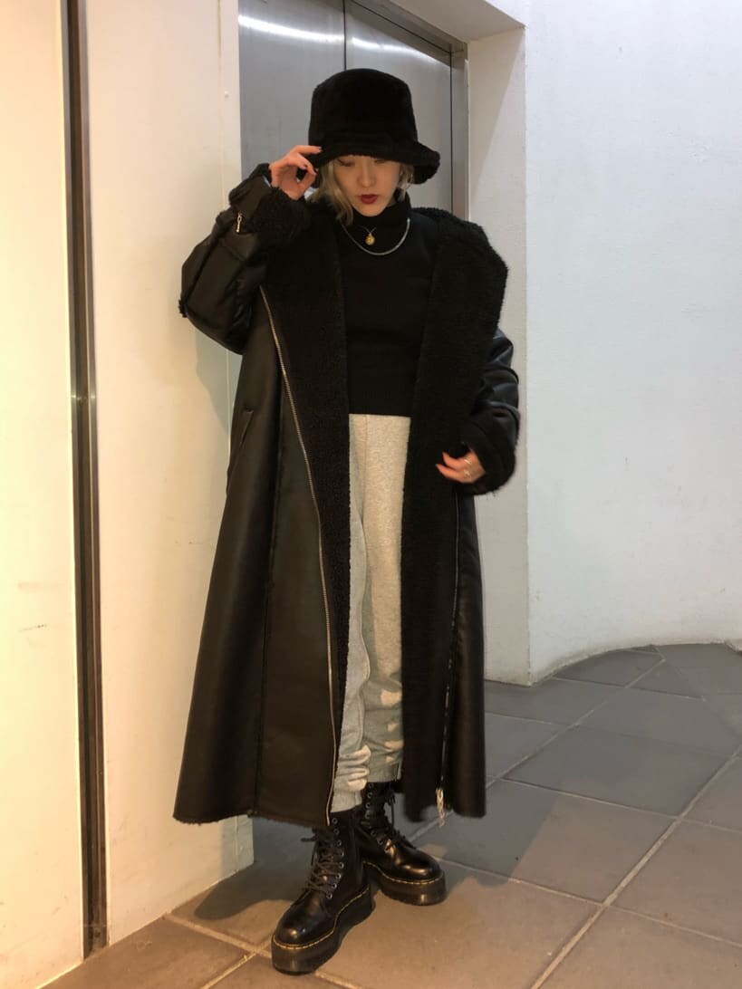 グレー系のその他パンツ、ブラック系のカーディガン/ボレロ、ブラック系のムートンコートを着用したレディースの冬コーディネートの2枚目の写真