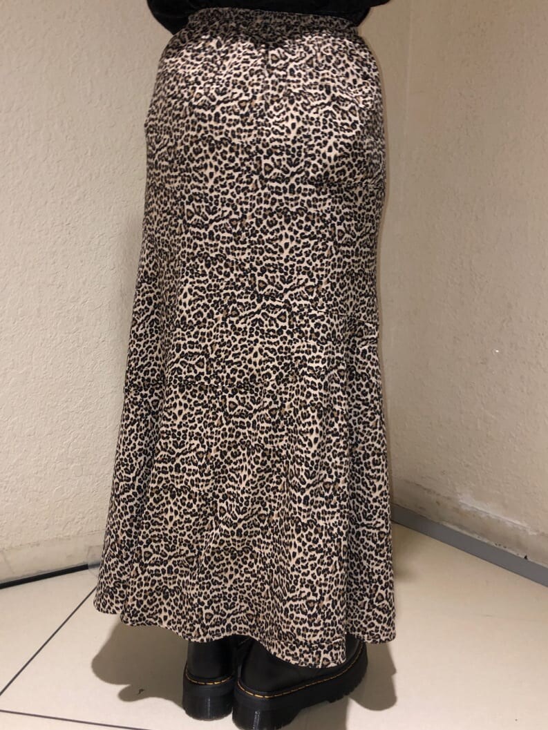 ブラック系のシャツ/ブラウス、ブラウン系のスカート、ブラック系のブーツを着用したレディースの春コーディネートの6枚目の写真