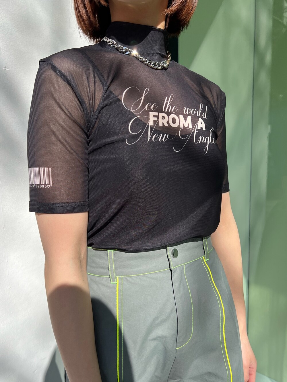 ブラック系のTシャツ/カットソー、グレー系のベスト、グレー系のスカートを着用したレディースの冬コーディネートの9枚目の写真