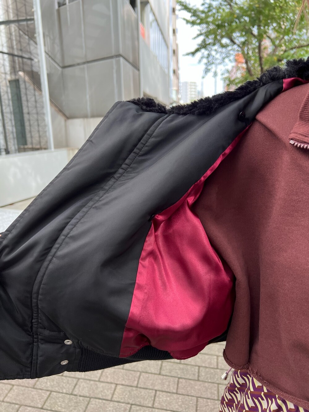 ブラック系のその他アウター、ブラウン系のスウェット、ブラウン系のその他パンツを着用したレディースの冬コーディネートの10枚目の写真