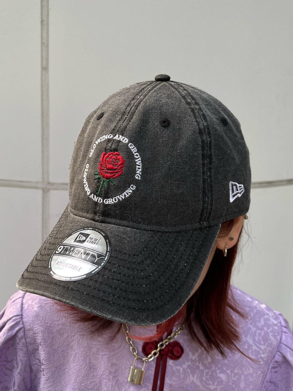 パープル系のシャツ/ブラウス、レッド系のスカート、ブラック系のキャップを着用したレディースの春コーディネートの9枚目の写真