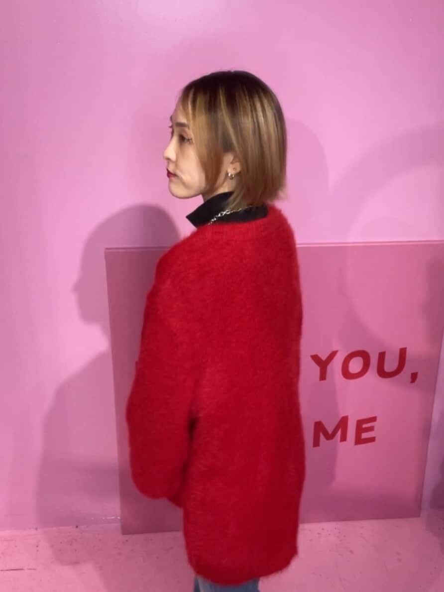 ブルー系のデニムパンツ、ブルー系のデニムパンツ、ブラック系のスウェットを着用したレディースの秋コーディネートの2枚目の写真