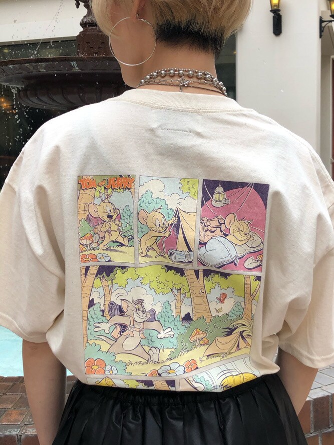 ブラック系のスカート、ブラック系のブーツ、ホワイト系のTシャツ/カットソーを着用したレディースの春コーディネートの7枚目の写真