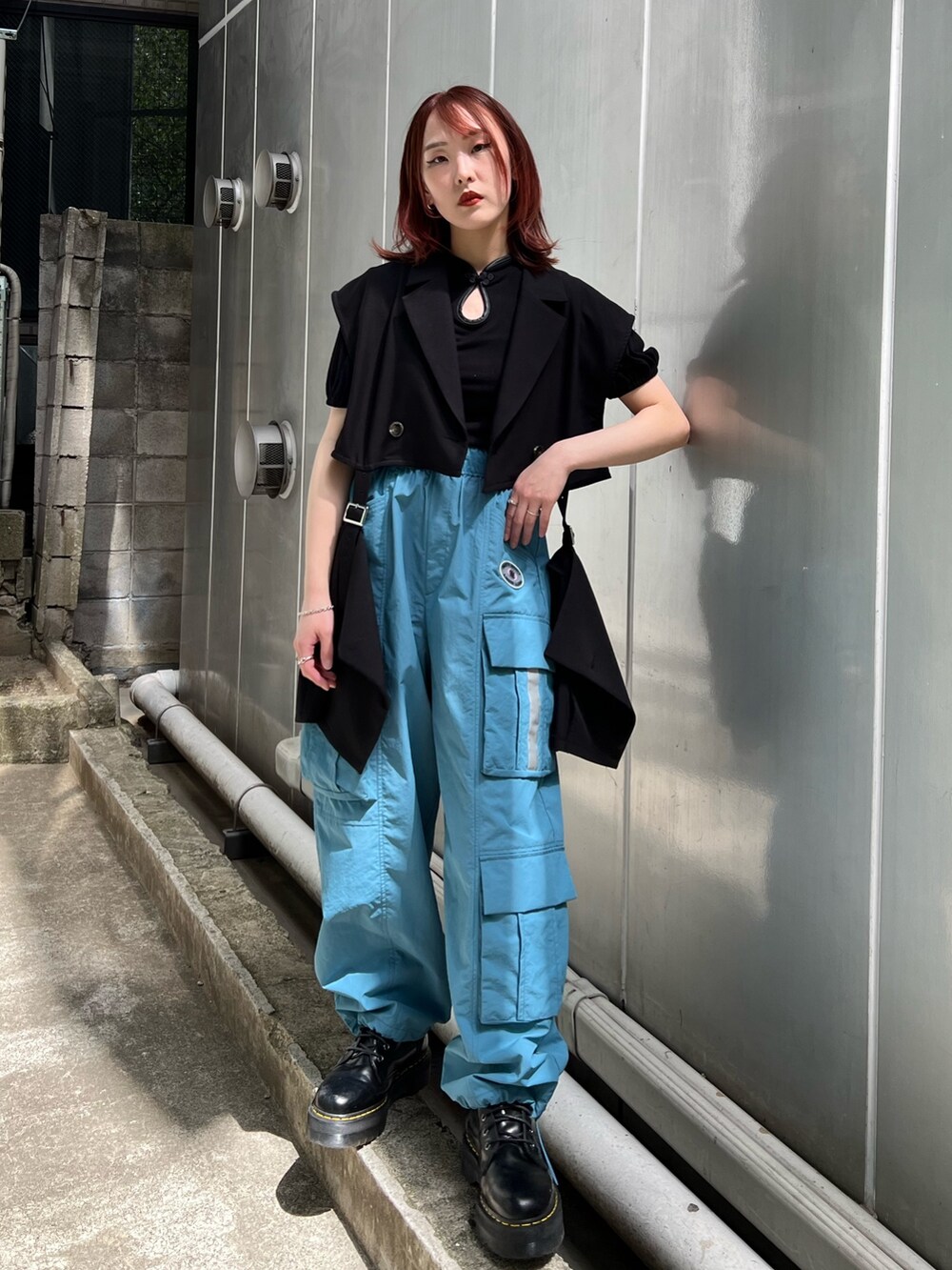 ブラック系のTシャツ/カットソー、ブラック系のテーラードジャケット、ブルー系のカーゴパンツを着用したレディースの夏コーディネートの2枚目の写真