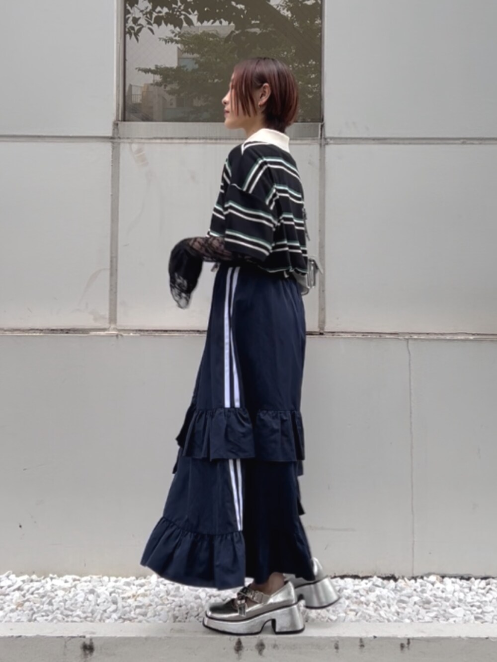 ブルー系のスカート、ブラック系のTシャツ/カットソー、ブラック系のポロシャツを着用したレディースの夏コーディネートの3枚目の写真