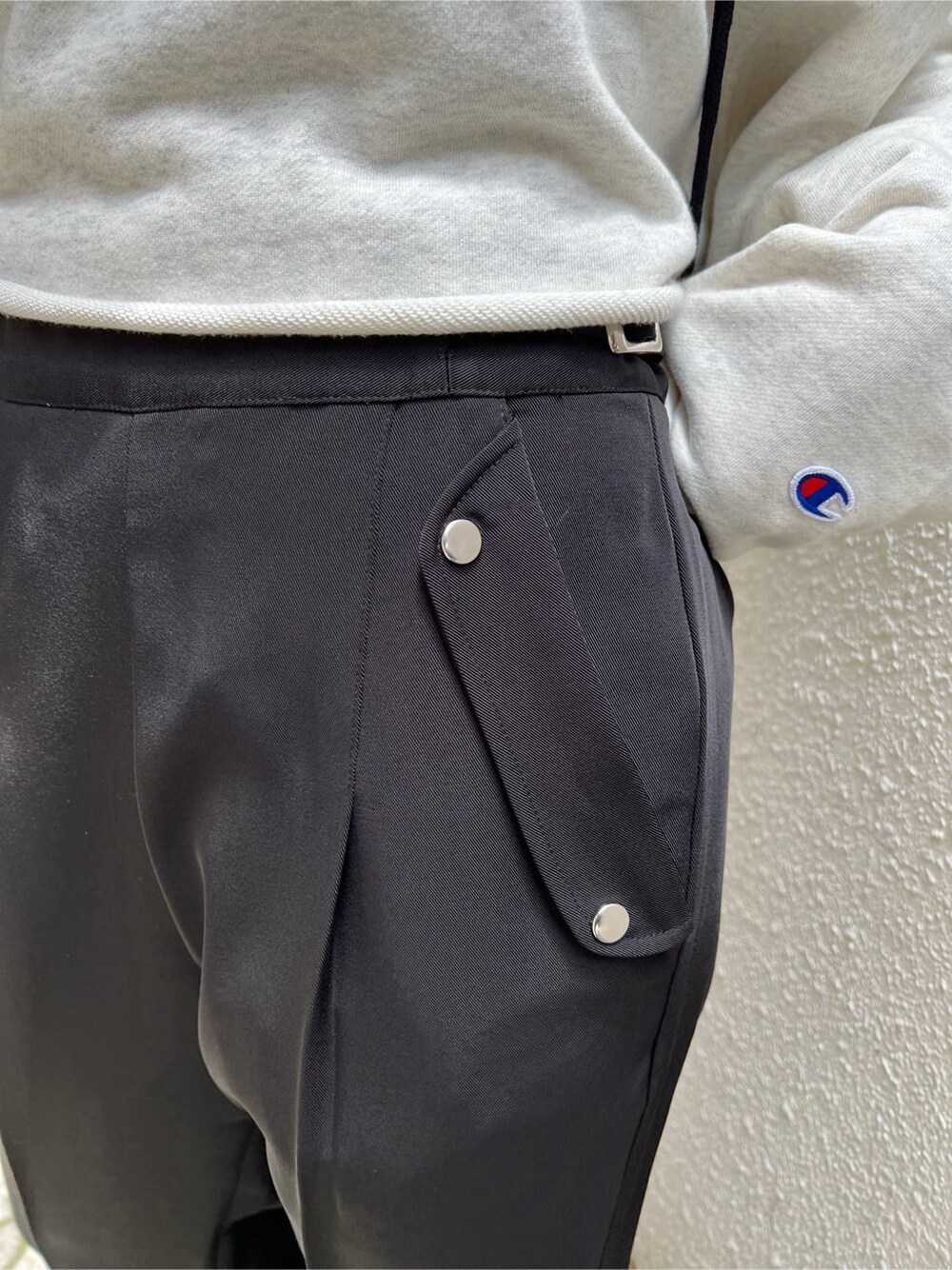 ブラック系のその他シューズ、ブラック系のバックパック/リュック、グレー系のスウェットを着用したレディースの夏コーディネートの8枚目の写真