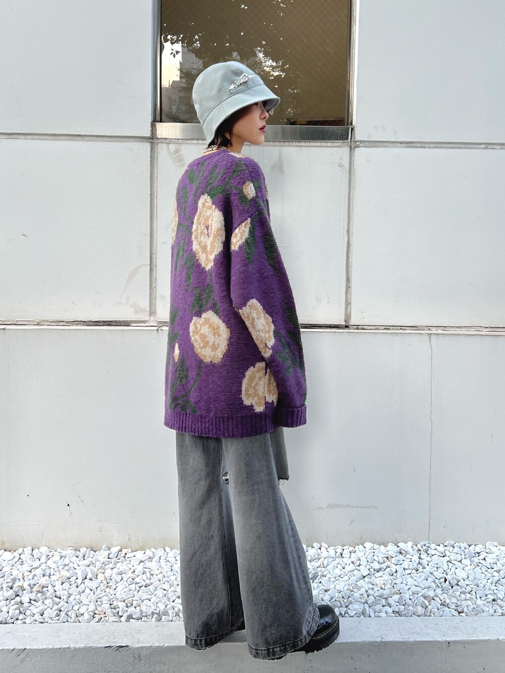 ブラック系のデニムパンツ、パープル系のニット/セーターを着用したレディースの秋コーディネートの5枚目の写真
