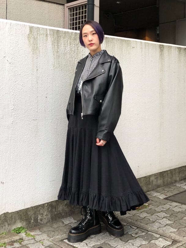 ブラック系のシャツ/ブラウス、ブラック系のスカート、ブラック系のライダースジャケットを着用したレディースの冬コーディネートの4枚目の写真