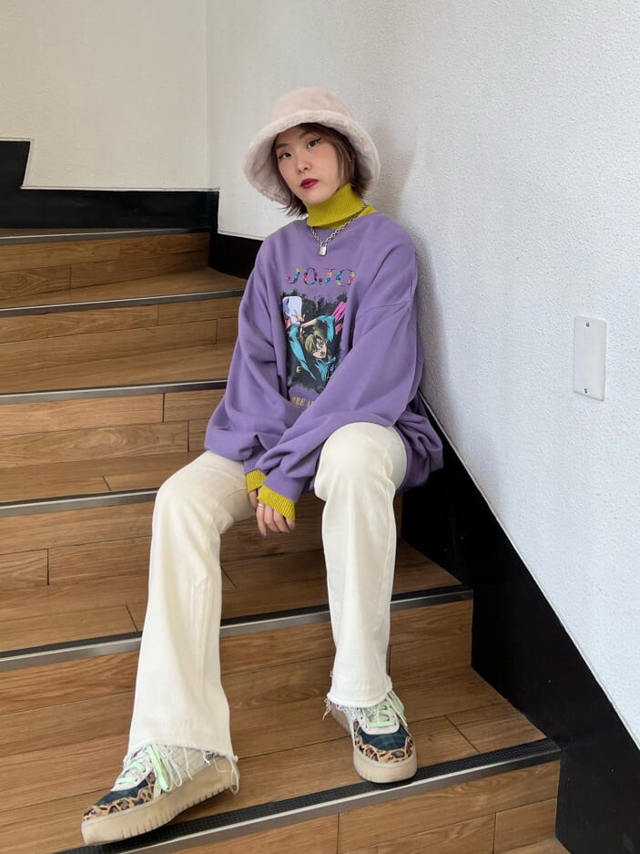 イエロー系のニット/セーター、パープル系のスウェット、ホワイト系のその他パンツを着用したレディースの秋コーディネートの2枚目の写真